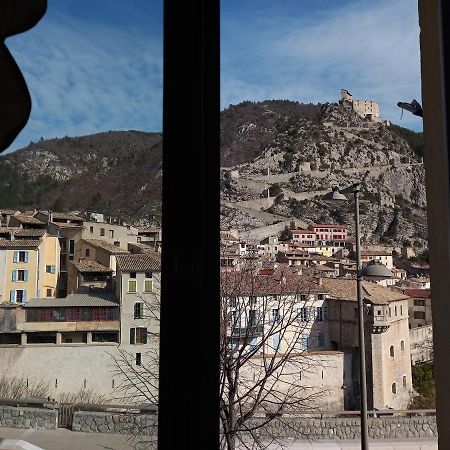Hotel Le Vauban อ็องเทรอโวซ์ ภายนอก รูปภาพ