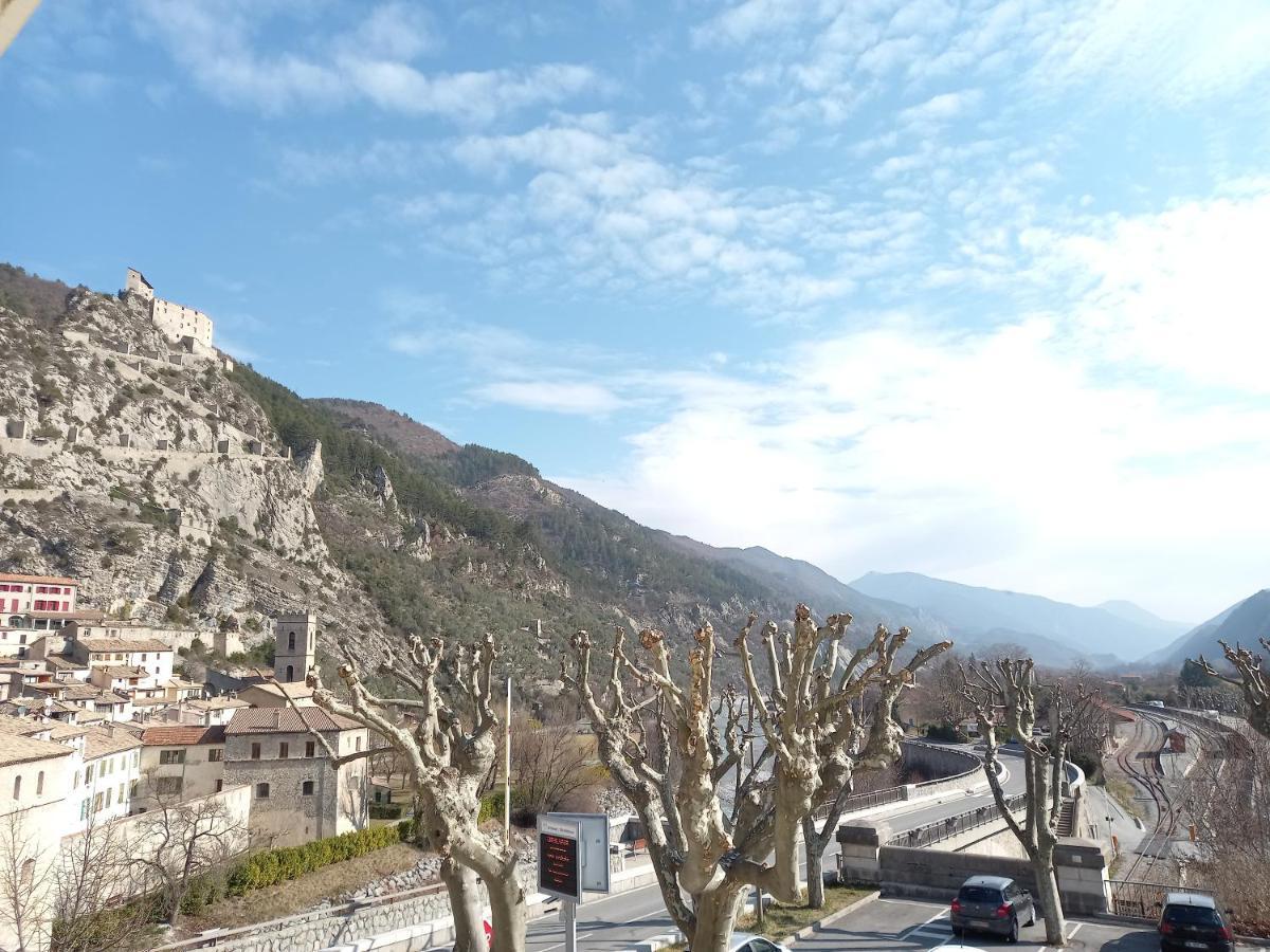 Hotel Le Vauban อ็องเทรอโวซ์ ภายนอก รูปภาพ