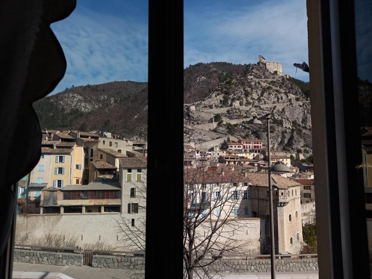 Hotel Le Vauban อ็องเทรอโวซ์ ภายนอก รูปภาพ